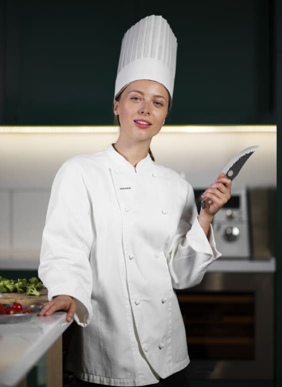 Ellie Clarke s nožem Huusk